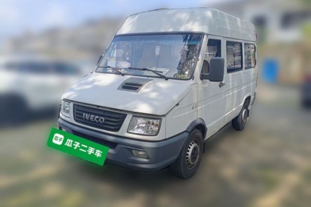 Used Iveco Daily 2021 2.5T A35 M1 Passenger Van 5-9 Seater Short Wheelbase Mid-Roof Design Single Tire Side-Sliding Door