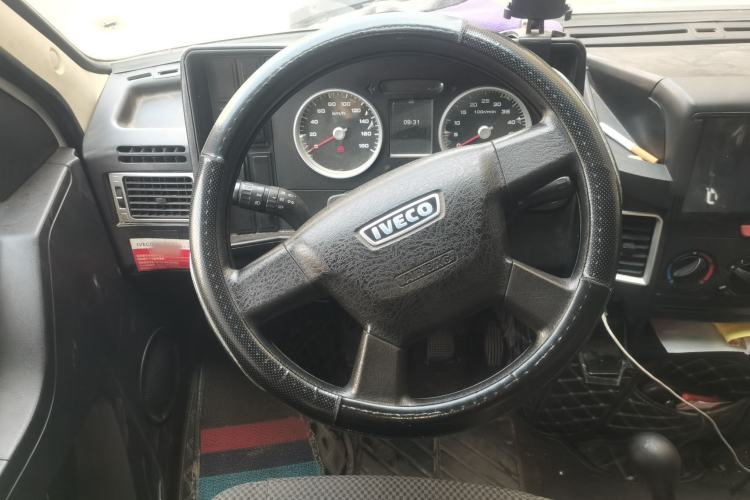 Used Iveco Daily 2021 2.5T A35 M1 Passenger Van 5-9 Seater Short Wheelbase Mid-Roof Design Single Tire Side-Sliding Door Steering Wheel