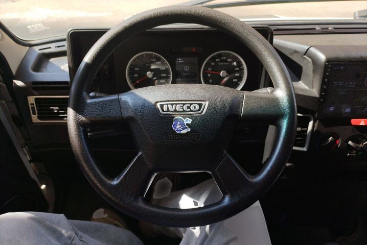 Used Iveco Daily 2021 2.5T A35 M1 Passenger Van 5-9 Seater Short Wheelbase Mid-Roof Design Dual Tires Side Sliding Door Steering Wheel