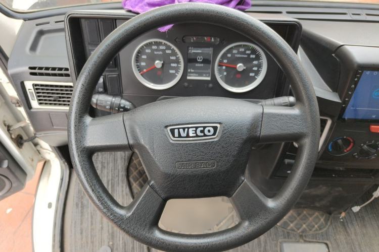Used Iveco Daily 2021 2.5T A35 M1 Passenger Van 5-9 Seater Short Wheelbase Mid-Roof Design Dual Tires Side Sliding Door Steering Wheel