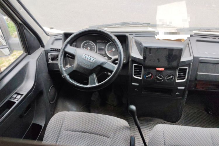 Used Iveco Daily 2021 2.5T A35 M1 Passenger Van 5-9 Seater Short Wheelbase Mid-Roof Design Dual Tires Manual Doors Steering Wheel