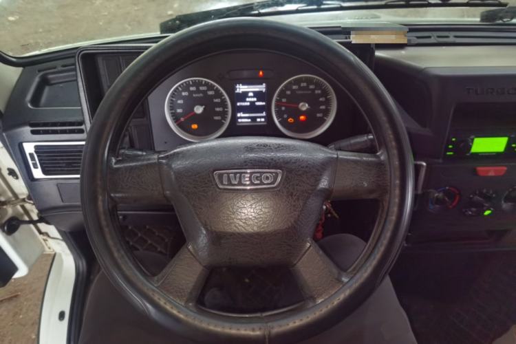 Used Iveco Daily 2021 2.8T V35 VAN厢式 van 3-seater short wheelbase mid-roof design single-tire side-hinged door Steering Wheel