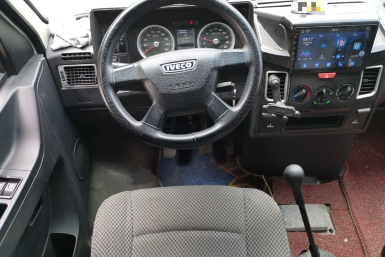 Used Iveco Daily 2021 2.5T A35 M1 Passenger Van 5-9 Seater Short Wheelbase Low Roof Dual Tires Manual Doors Steering Wheel