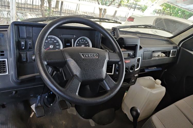 Used Iveco Daily 2021 2.8T V35 VAN厢式 van 3-seater short wheelbase mid-roof design with dual tires and manual doors Steering Wheel