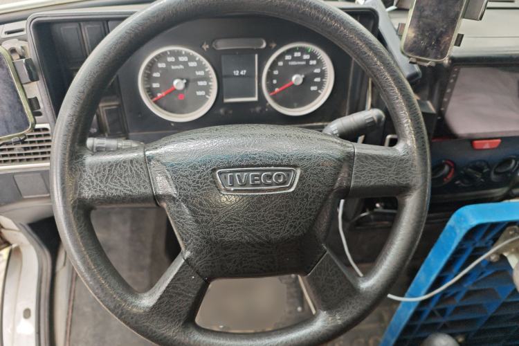 Used Iveco Daily 2021 2.8T V35 VAN厢式 van 3-seater short wheelbase mid-roof design single-tire side-hinged door Steering Wheel