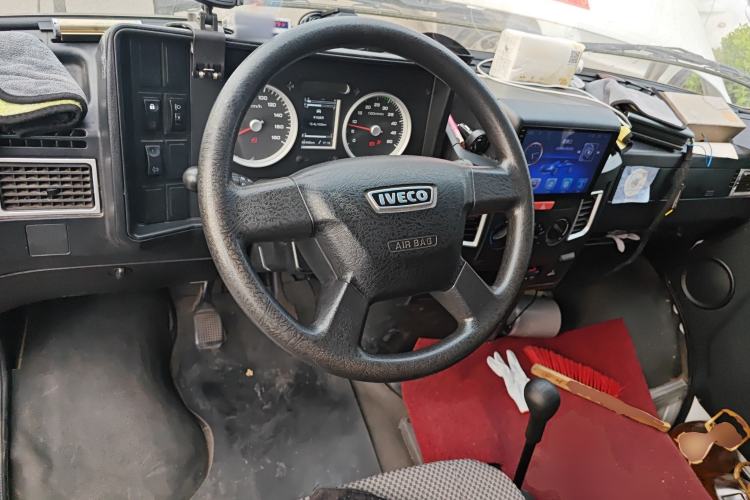 Used Iveco Daily 2021 2.5T A40 M1 Passenger Van 5-9 Seats Long Wheelbase Mid-Roof Design Dual Tires Manual Doors Steering Wheel