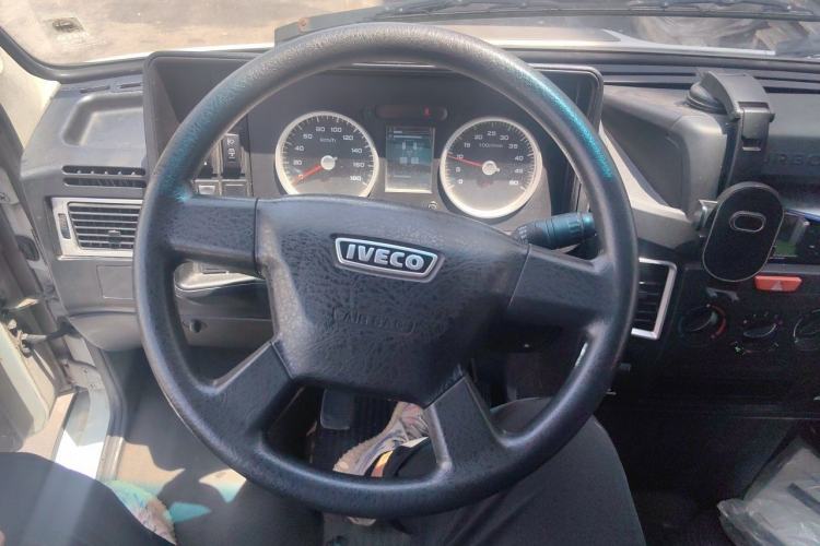 Used Iveco Daily 2021 2.5T A35 M1 Passenger Van 5-9 Seater Short Wheelbase Mid-Roof Design Dual Tires Side Sliding Door Steering Wheel