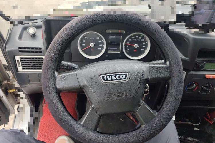 Used Iveco Daily 2021 2.5T A35 M1 Passenger Van 5-9 Seater Short Wheelbase Mid-Roof Design Single Tire Side-Sliding Door Steering Wheel