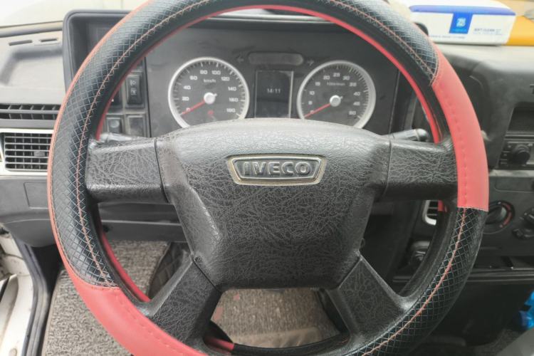 Used Iveco Daily 2021 2.5T V40 2-3 Seater Long Wheelbase Mid-Roof Design with Dual Side Sliding Doors Steering Wheel