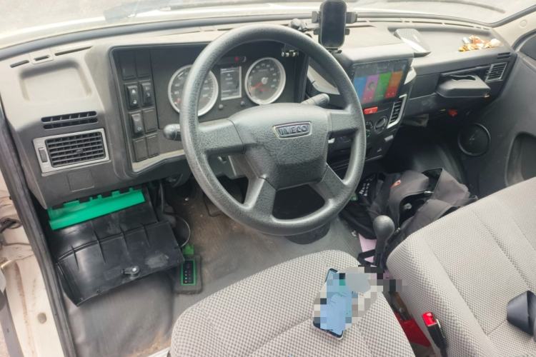 Used Iveco Daily 2021 2.5T V40 2-3 Seater Long Wheelbase Mid-Roof Design with Dual Side Sliding Doors Steering Wheel