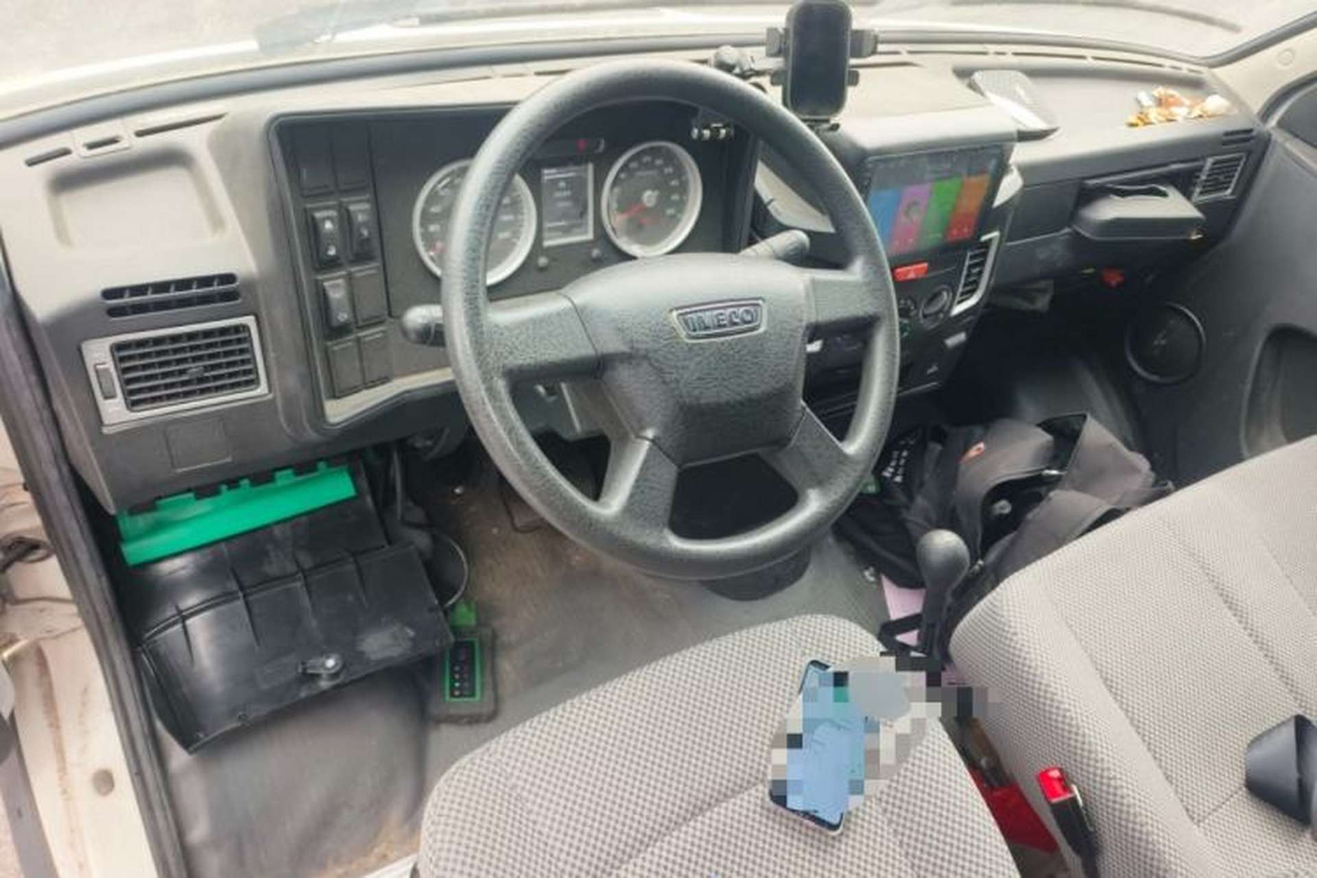 Used Iveco Daily 2021 2.5T V40 2-3 Seater Long Wheelbase Mid-Roof Design with Dual Side Sliding Doors Steering Wheel