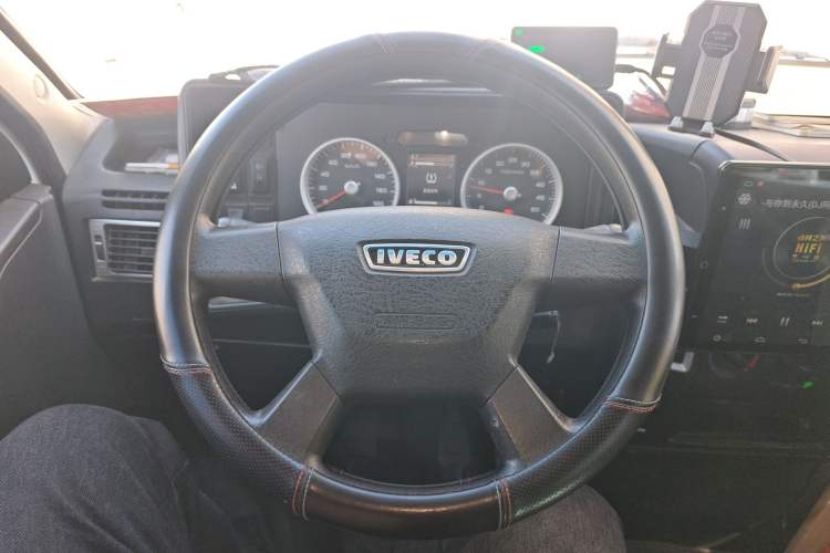 Used Iveco Daily 2021 2.5T A35 M1 Passenger Van 5-9 Seats Short Wheelbase Low Roof Single Tire Manual Doors Steering Wheel