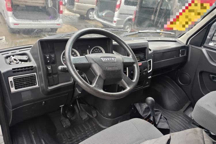 Used Iveco Daily 2021 2.5T A40 M1 Passenger Van 5-9 Seats Long Wheelbase Mid-Roof Design Dual Tires Manual Doors Steering Wheel