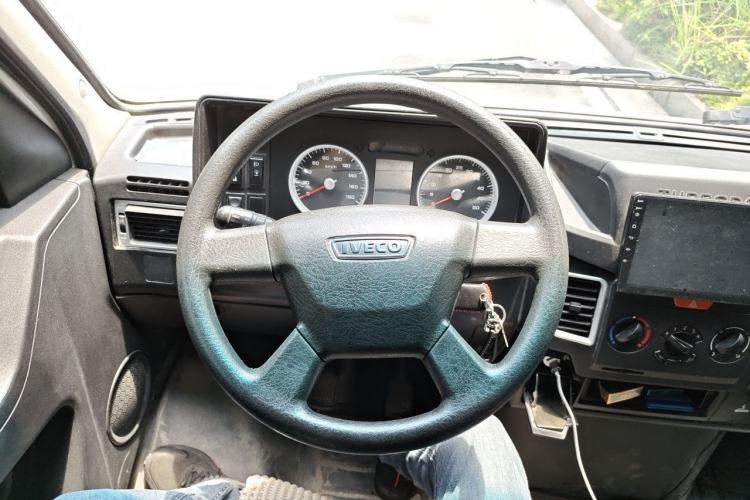 Used Iveco Daily 2021 2.8T V35 VAN厢式 van 3-seater short wheelbase low roof with dual tires and manual doors Steering Wheel