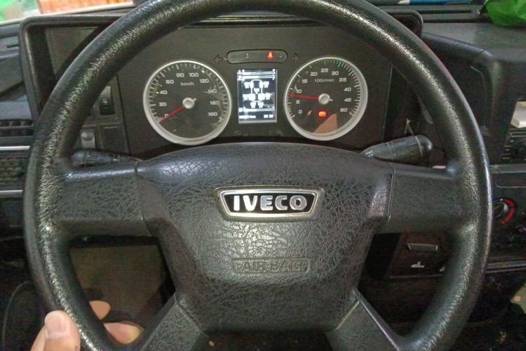 Used Iveco Daily 2021 2.5T A35 M1 Passenger Van 5-9 Seater Short Wheelbase Mid-Roof Design Dual Tires Side Sliding Door Steering Wheel