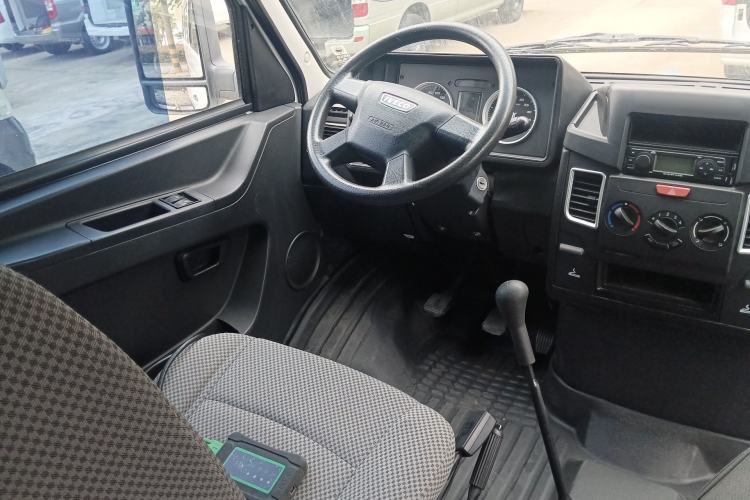 Used Iveco Daily 2021 2.5T A40 M1 Passenger Van 5-9 Seats Long Wheelbase Mid-Roof Design Dual Tires Manual Doors Steering Wheel