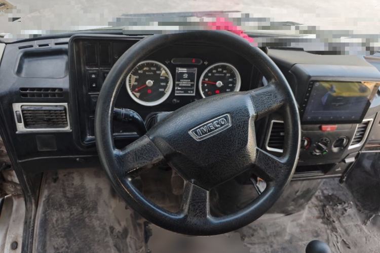 Used Iveco Daily 2021 2.8T V35 VAN厢式 van 3-seater short wheelbase mid-roof design with dual tires and manual doors Steering Wheel