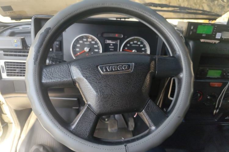 Used Iveco Daily 2021 2.5T V40 2-3 Seater Long Wheelbase Mid-Roof Dual Tires Manual Doors Steering Wheel