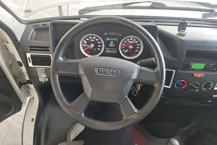 Used Iveco Daily 2021 2.8T V35 VAN厢式 Delivery Van 3-Seater Short Wheelbase Mid-Roof Design with Dual Tires and Side Sliding Doors Steering Wheel