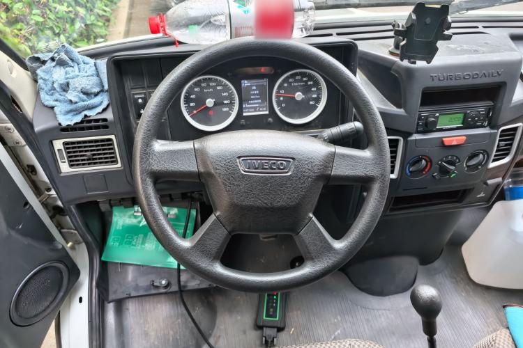 Used Iveco Daily 2021 2.8T V35 VAN厢式 Delivery Van 3-Seater Short Wheelbase Mid-Roof Design with Dual Tires and Side Sliding Doors Steering Wheel