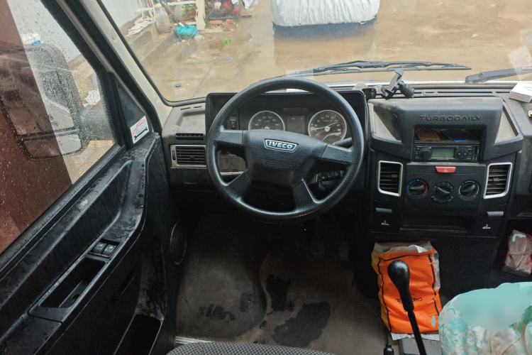 Used Iveco Daily 2021 2.5T A35 M1 Passenger Van 5-9 Seater Short Wheelbase Mid-Roof Design Single Tire Side-Sliding Door Steering Wheel
