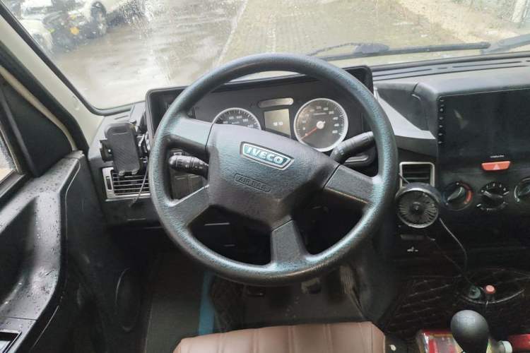 Used Iveco Daily 2021 2.5T A35 M1 Passenger Van 5-9 Seater Short Wheelbase Mid-Roof Design Dual Tires Manual Doors Steering Wheel