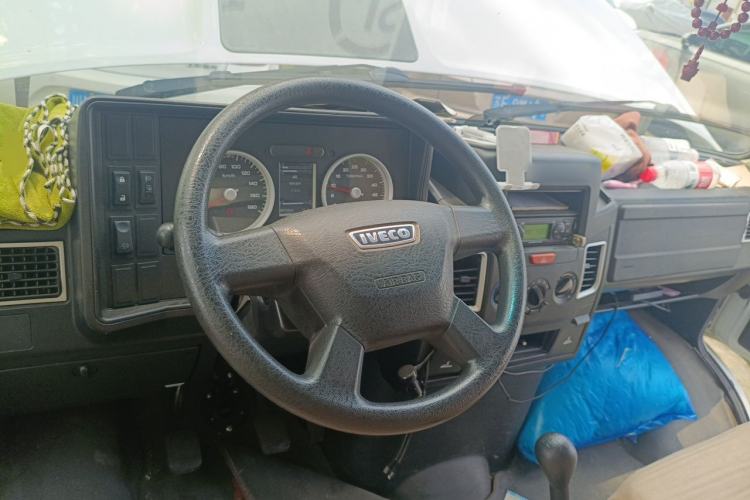 Used Iveco Daily 2021 2.5T A35 M1 Passenger Van 5-9 Seater Short Wheelbase Mid-Roof Design Single Tire Side-Sliding Door Steering Wheel