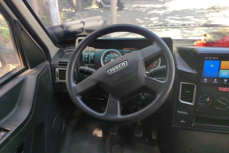 Used Iveco Daily 2021 2.5T M1 Dedicated Platform Vehicle 5-9 Seater Long Wheelbase Mid-Roof Design with Dual Tires and Side Sliding Doors Steering Wheel