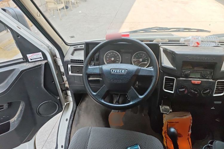 Used Iveco Daily 2021 2.5T A35 M1 Passenger Van 5-9 Seater Short Wheelbase Mid-Roof Design Single Tire Side-Sliding Door Steering Wheel