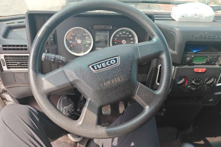 Used Iveco Daily 2021 2.5T A35 M1 Passenger Van 5-9 Seater Short Wheelbase Mid-Roof Design Single Tire Manual Doors Steering Wheel