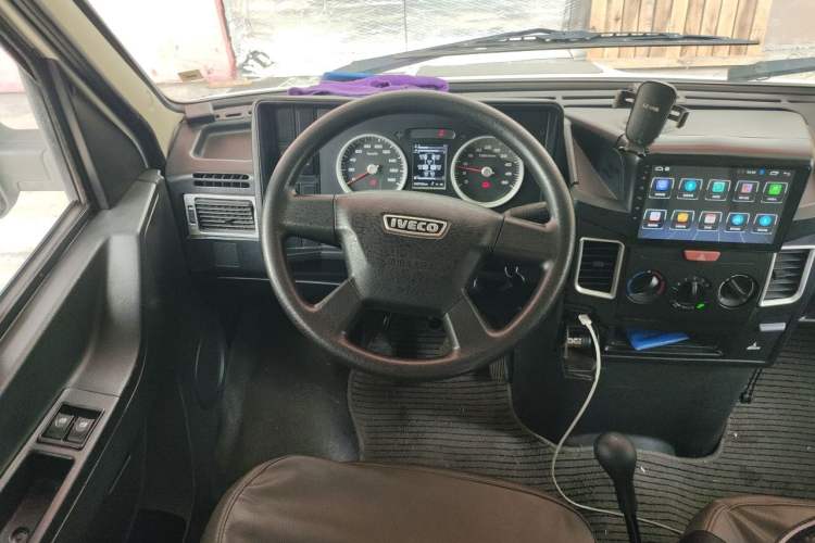 Used Iveco Daily 2021 2.5T A35 M1 Passenger Van 5-9 Seater Short Wheelbase Mid-Roof Design Dual Tires Manual Doors Steering Wheel