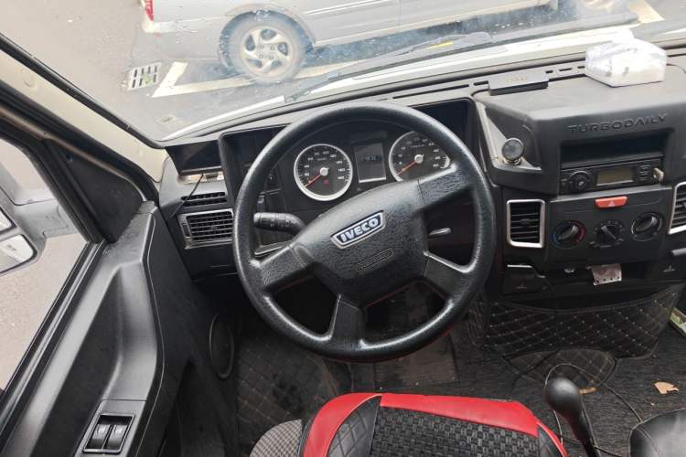 Used Iveco Daily 2021 2.5T A35 M1 Passenger Van 5-9 Seater Short Wheelbase Mid-Roof Design Dual Tires Manual Doors Steering Wheel