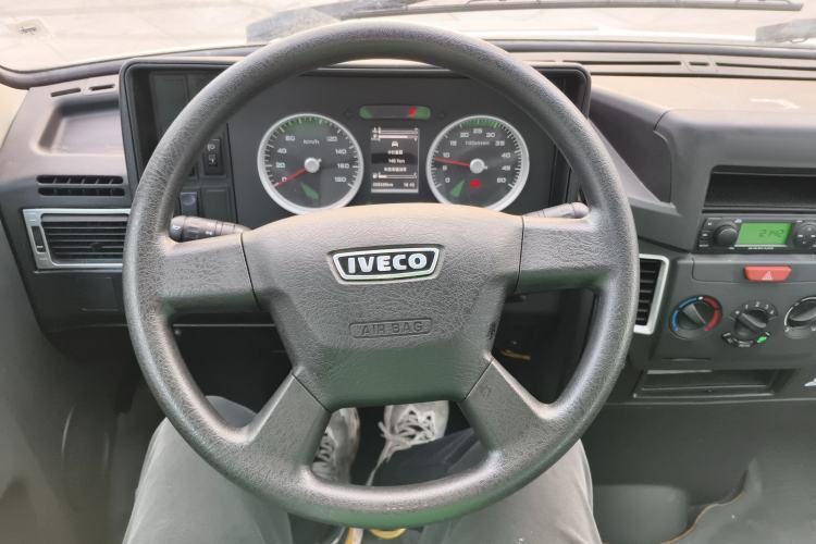 Used Iveco Daily 2021 2.5T A40 M1 Passenger Van 5-9 Seats Long Wheelbase Mid-Roof Design Dual Tires Manual Doors Steering Wheel