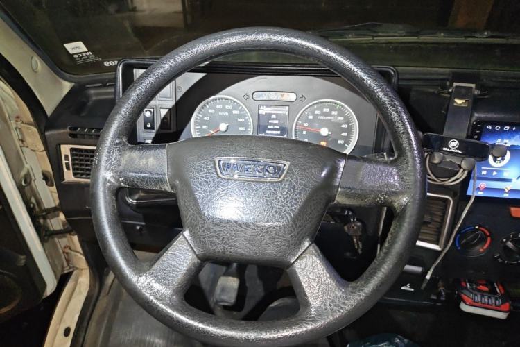 Used Iveco Daily 2021 2.8T V40 VAN厢式 Delivery Van 3-Seater Long Wheelbase Mid-Roof Design Dual Tires Side Sliding Door Steering Wheel