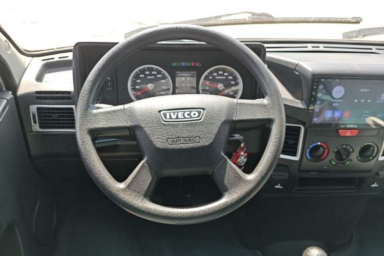Used Iveco Daily 2021 2.5T A35 M1 Passenger Van 5-9 Seater Short Wheelbase Mid-Roof Design Dual Tires Side Sliding Door Steering Wheel