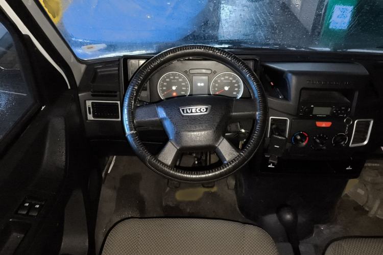 Used Iveco Daily 2021 2.5T A35 M1 Passenger Van 5-9 Seater Short Wheelbase Mid-Roof Design Dual Tires Side Sliding Door Steering Wheel