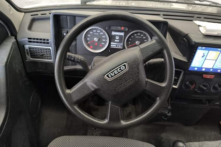 Used Iveco Daily 2021 2.5T A35 M1 Passenger Van 5-9 Seater Short Wheelbase Mid-Roof Design Dual Tires Side Sliding Door Steering Wheel