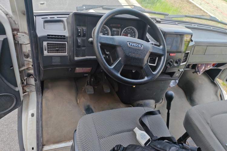 Used Iveco Daily 2021 2.5T A40 M1 Passenger Van 5-9 Seats Long Wheelbase Mid-Roof Design Dual Tires Manual Doors Steering Wheel