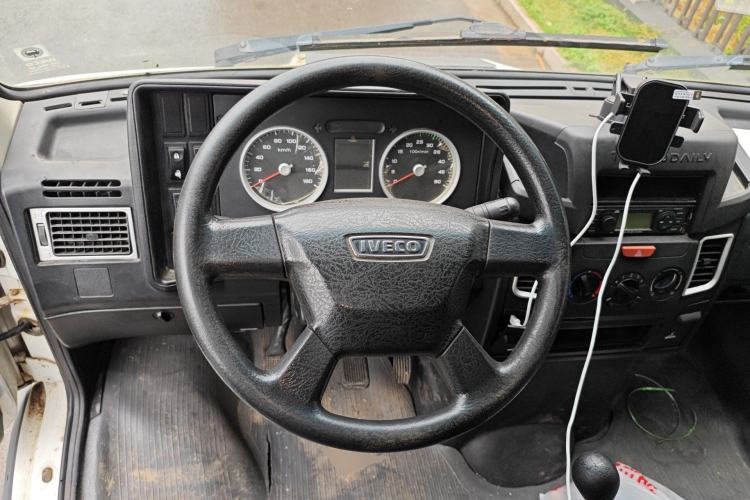 Used Iveco Daily 2021 2.8T V40 VAN厢式 Cargo Van 3-Seater Long Wheelbase Mid-Roof Design Dual Tires Manual Door Steering Wheel
