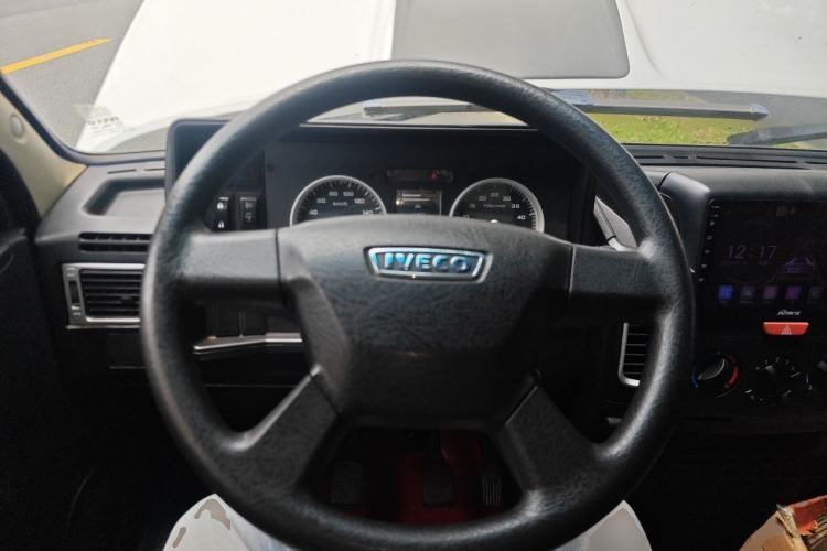 Used Iveco Daily 2021 2.8T V35 VAN厢式 Delivery Van 3-Seater Short Wheelbase Mid-Roof Design with Dual Tires and Side Sliding Doors Steering Wheel
