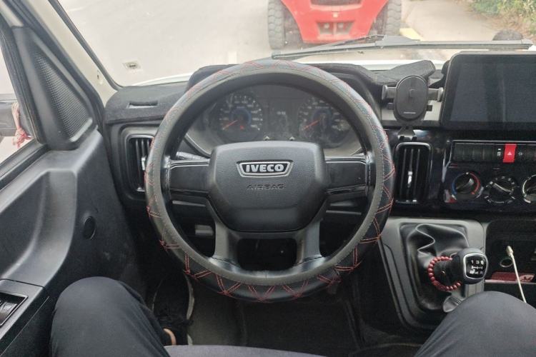 Used Iveco Daily 2021 2.5T A35 M1 Passenger Van 5-9 Seater Short Wheelbase Mid-Roof Design Dual Tires Manual Doors Steering Wheel