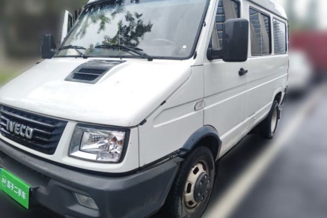 Used Iveco Daily 2021 2.5T A35 M1 Passenger Van 5-9 Seater Short Wheelbase Mid-Roof Design Dual Tires Manual Doors