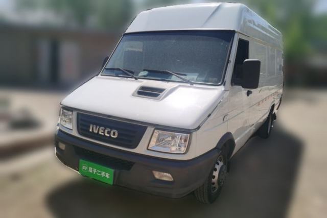 Used Iveco Daily 2021 2.8T V40 VAN厢式 Cargo Van 3-Seater Long Wheelbase Mid-Roof Design Dual Tires Manual Door