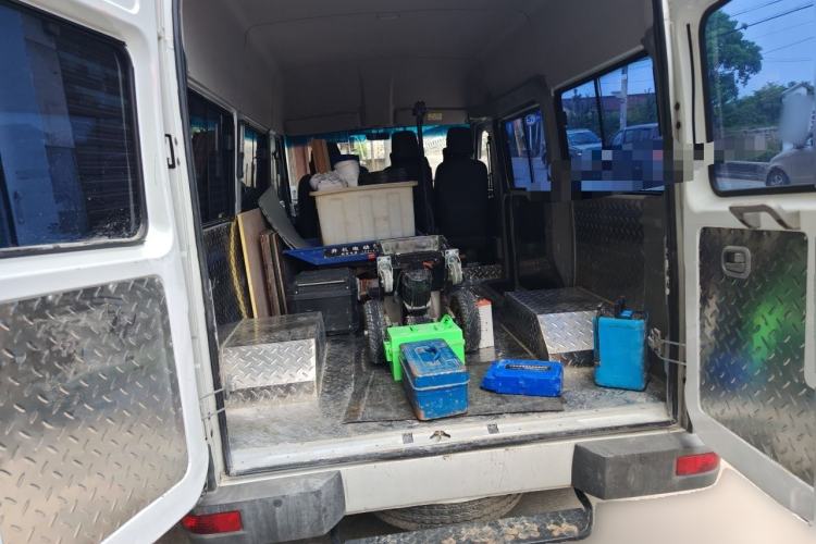 Used Iveco Daily 2021 2.5T A35 M1 Passenger Van 5-9 Seater Short Wheelbase Mid-Roof Design Dual Tires Side Sliding Door Trunk