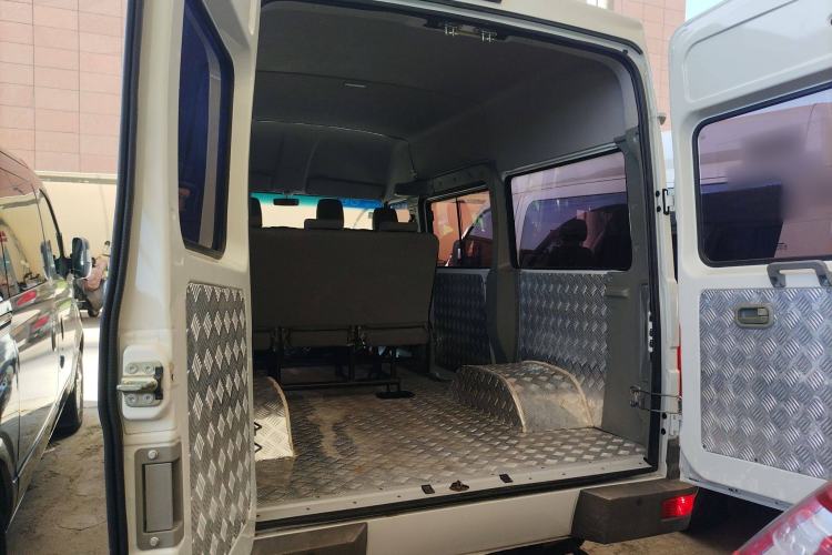 Used Iveco Daily 2021 2.5T A35 M1 Passenger Van 5-9 Seater Short Wheelbase Mid-Roof Design Dual Tires Side Sliding Door Trunk