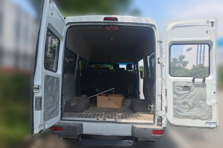 Used Iveco Daily 2021 2.5T A35 M1 Passenger Van 5-9 Seater Short Wheelbase Mid-Roof Design Dual Tires Side Sliding Door Trunk