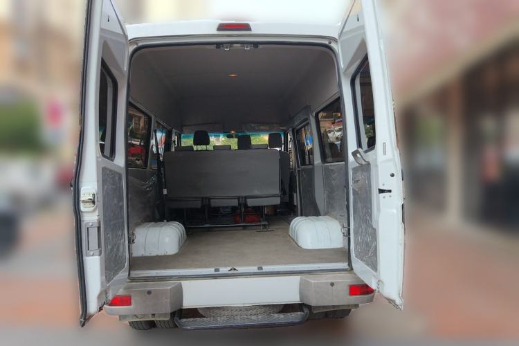 Used Iveco Daily 2021 2.5T A35 M1 Passenger Van 5-9 Seater Short Wheelbase Mid-Roof Design Dual Tires Side Sliding Door Trunk