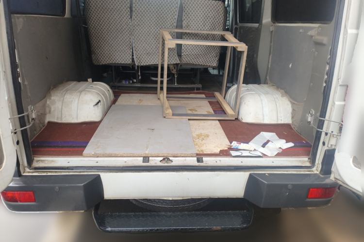 Used Iveco Daily 2021 2.5T A35 M1 Passenger Van 5-9 Seater Short Wheelbase Mid-Roof Design Dual Tires Side Sliding Door Trunk