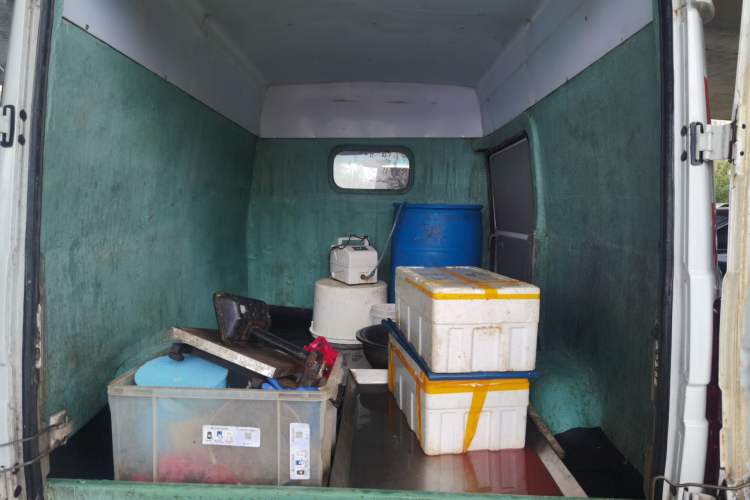 Used Iveco Daily 2021 2.8T V35 VAN厢式 van 3-seater short wheelbase mid-roof design single-tire side-hinged door Trunk