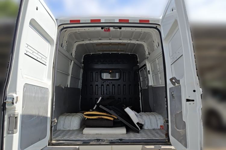 Used Iveco Daily 2021 2.8T V35 VAN厢式 van 3-seater short wheelbase mid-roof design with dual tires and manual doors Trunk
